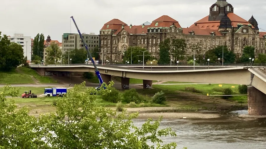 Die abgesackte Fahrbahn der Carolabrücke nach dem Teileinsturz, im Hintergrund die Dresdner Altstadt